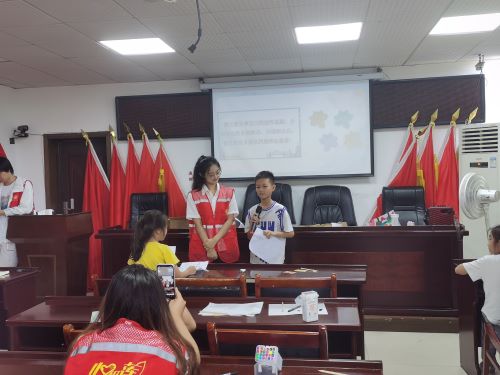 圖為小朋友們直播展示畫(huà)作