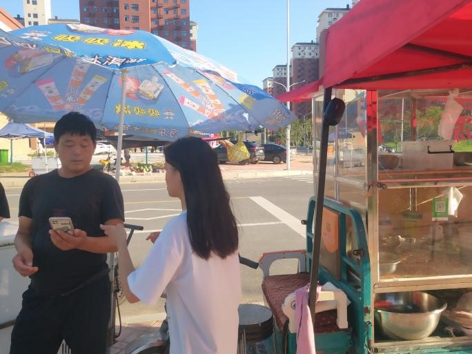 隊(duì)員通過(guò)線上問(wèn)卷對(duì)小吃攤主進(jìn)行調(diào)查