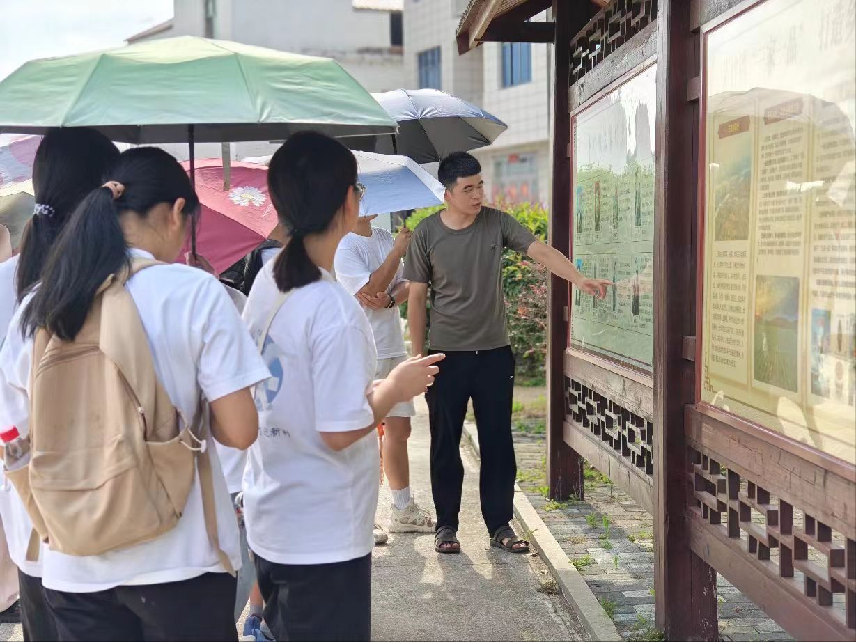 尹文偉總支委員介紹三家村基本情況
