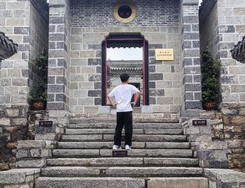 圖為實(shí)踐團(tuán)成員探尋歷史痕跡 王子陽 供圖.jpg