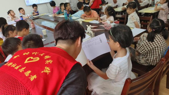 鐵爐村周邊社區(qū)關愛兒童活動